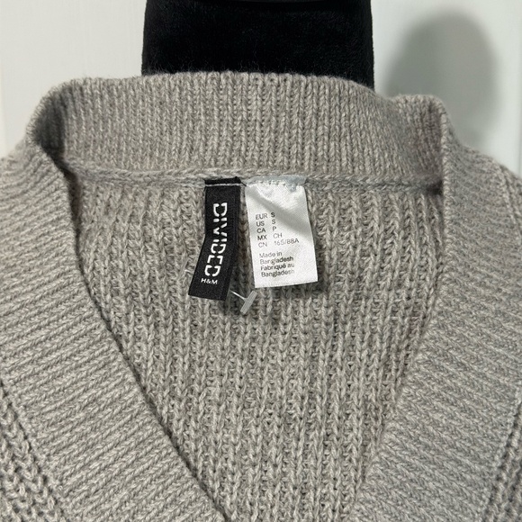 H&M gray sleeveless sweater - Picture 2 of 3